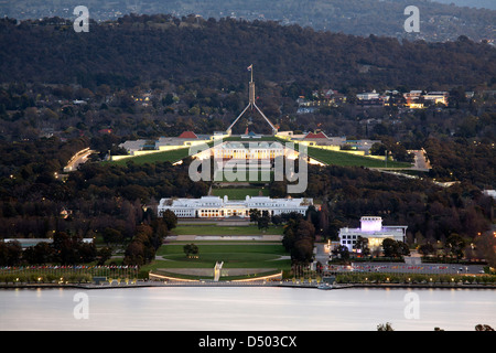 Erhöhten Luftbild bei Sonnenuntergang über dem Lake Burley Griffin zum Parlamentsgebäude auf dem Capital Hill Canberra Australien Stockfoto