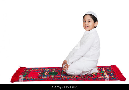 Muslimische Jungen beten Stockfoto