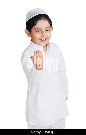 Muslimische Jungen Gruß und lächelnd Stockfoto