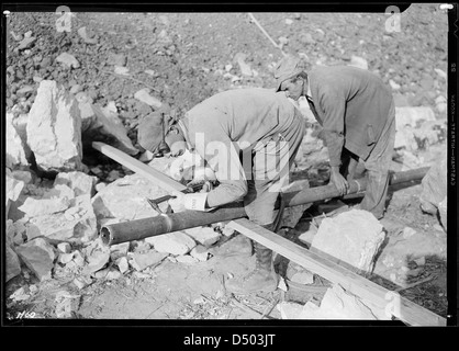 William L. Carden, Anderson County, Tennessee, Acetylenbrenner, Schneidrohr am Standort des Norris-Staudamms. Der Helfer ist C.L. Hatmaker, Campbell County, Oktober 1933 Stockfoto