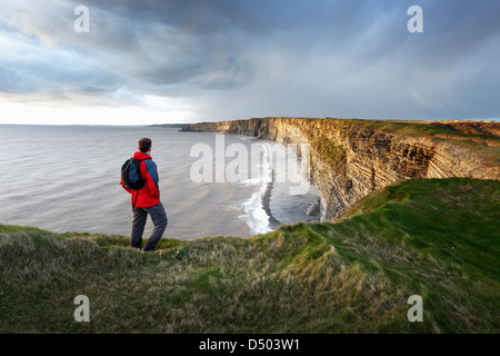 Walker an Nash Punkt auf der Wales Coast Path. Glamorgan Heritage Coast. Vale von Glamorgan. Wales. VEREINIGTES KÖNIGREICH. Stockfoto