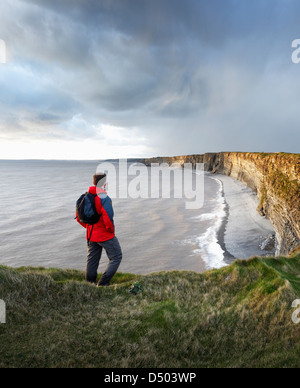 Walker an Nash Punkt auf der Wales Coast Path. Glamorgan Heritage Coast. Vale von Glamorgan. Wales. VEREINIGTES KÖNIGREICH. Stockfoto