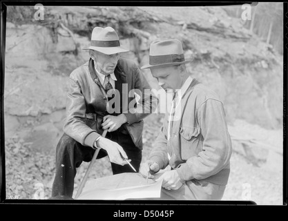 H. R. Johnston, Assistant Ingenieur und B. T. Clark bei Norris Damm, November 1933 Stockfoto