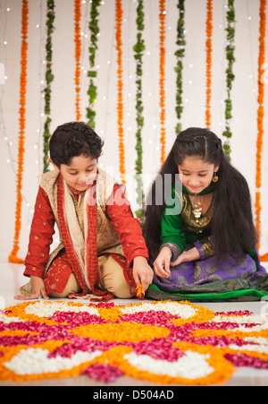 Kinder machen Rangoli auf Diwali Stockfoto