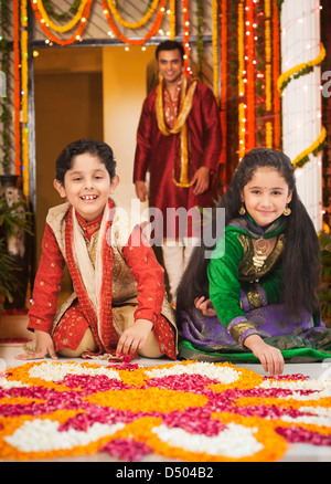 Kinder machen Rangoli auf Diwali Stockfoto