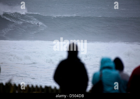 Menschen beobachten Big Wave Surfen am Mullaghmore Kopf, County Sligo, Irland. Stockfoto