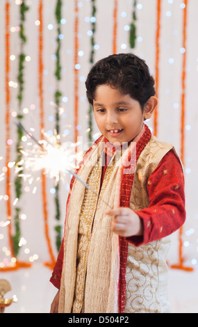 Junge brennen Feuerwerkskörper auf Diwali Stockfoto