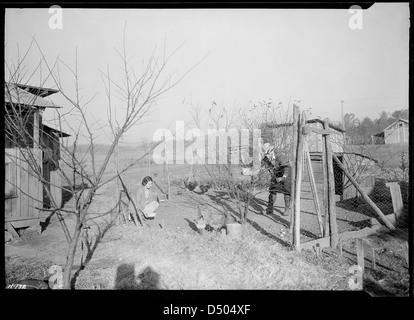 Ein anderer Blick auf Ruby Hilton. Die Hiltons leben in den Vororten von Kingsport, Tennessee, und haben einen Garten und Hühner zu züchten, November 1933 Stockfoto