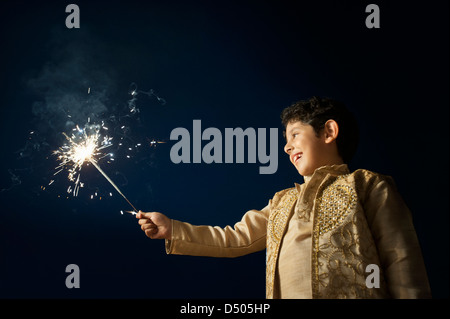 Junge brennen Feuerwerkskörper auf Diwali Stockfoto