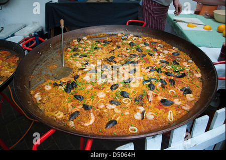 Große Pfanne Paella Kochen Stockfoto