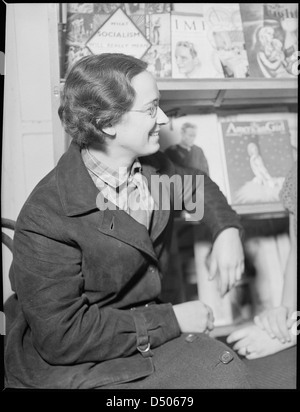 Scott's Run, West Virginia. Elizabeth Behner und Ruth Voithoffer - EINE Bergarbeitertochter, die von der Shack nach Wooster College, Ohio geschickt wurde; Heim für Weihnachten, März 1937 Stockfoto