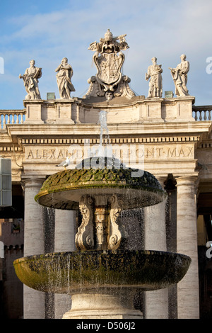 Berninis Brunnen auf dem Petersplatz im Vatikan, Rom Stockfoto