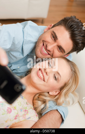 Paar, ein Foto auf dem Handy Stockfoto