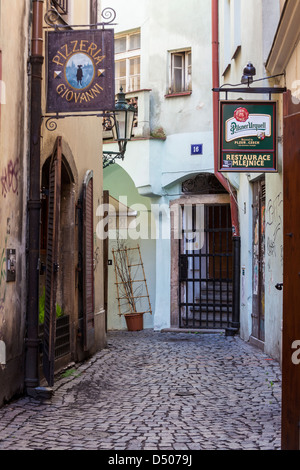 Eine kleine gepflasterte Gasse mit Bars und Restaurants in der Altstadt Bezirk von Prag, Praha, Tschechische Republik; Česká Republika. Stockfoto