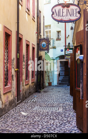 Eine kleine gepflasterte Gasse mit Bars und Restaurants in der Altstadt Bezirk von Prag, Praha, Tschechische Republik; Česká Republika. Stockfoto