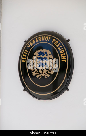 Wappen der estnischen Regierung auf einem Regierungsgebäude im Kadriorg Park, Tallinn, Estland in den baltischen Staaten Stockfoto