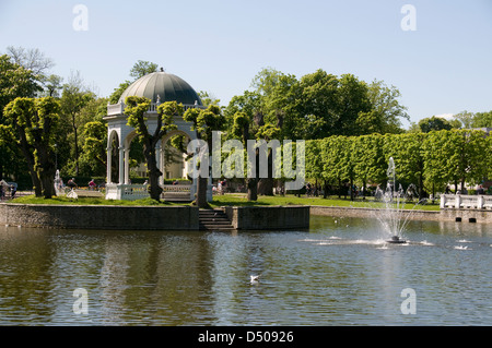 Ein Sommerhaus in der Mitte eines Zierteich im Kadriorg Park in Tallinn, Estland, Baltikum Stockfoto