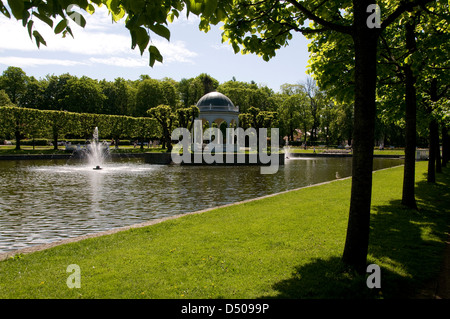 Ein Sommerhaus in der Mitte eines Zierteich im Kadriorg Park in Tallinn, Estland, Baltikum Stockfoto