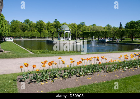 Ein Sommerhaus in der Mitte eines Zierteich im Kadriorg Park in Tallinn, Estland, Baltikum Stockfoto