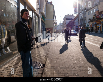 ein Bettler auf der Straße in sonniger Frühlingstag obchodna Stockfoto