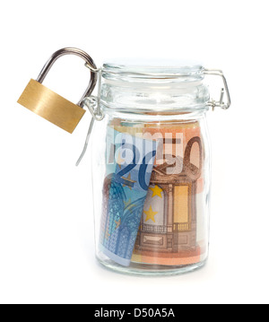 Euro-Banknoten in verschlossenen Gefäß mit Vorhängeschloss vor weißem Hintergrund Stockfoto
