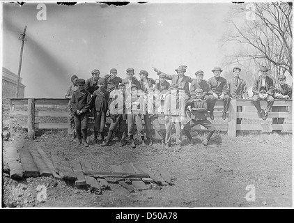 Diese Jungs (und mehr) in der Quidwick Co. Mühle arbeitete. Sie gingen als das Signal gegeben wurde. Anthony, R.I, April 1909 Stockfoto