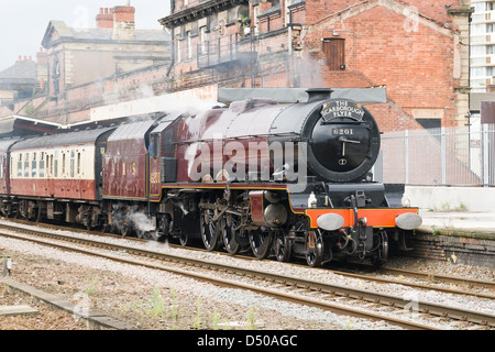 Dampflok zieht einen Personenzug in West Yorkshire, England, UK auf der Hauptstrecke, Ankunft in Wakefield Kirkgate Stockfoto