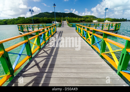 Eine bunte Brücke zwischen beiden Inseln San Andres y Providencia, Kolumbien Stockfoto