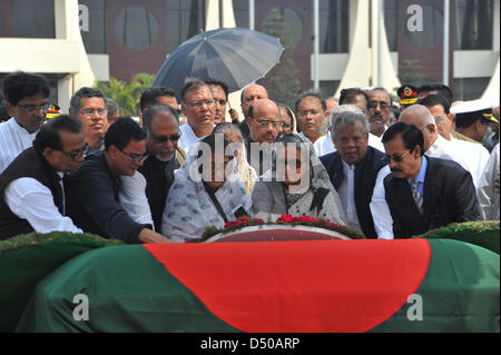 Bangladeshs Prime Minister Sheikh Hasina (C) legt einen Kranz auf den Sarg des Präsidenten Bangladeshs MD. Zillur Rahman nach der Ankunft des Sarges aus Singapur am Flughafen in Dhaka, Bangladesh, 21. März 2013. Rahman starb im Alter von 84 im Hospital in Singapur, wo er Behandlung von Atemwegserkrankungen, erlebt hatte der Präsidentenpalast sagte 20 März. Die Regierung hat drei Tage der Trauer für Rahman, der seit mehr als sechs Jahrzehnten politisch aktiv. Stockfoto