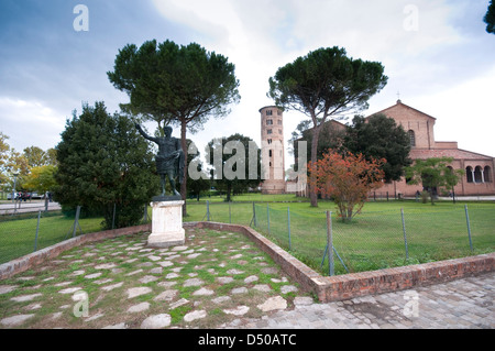 Italien, Emilia Romagna, Ravenna, Sant Apollinare in Classe Basilika, Augustus-Statue im Park Stockfoto