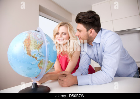 Paar die Urlaubspläne Stockfoto