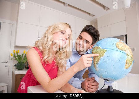 Paar die Urlaubspläne Stockfoto