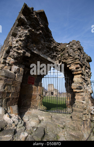 Stadt von Flint, Wales. Blick auf das innere Torhaus der 13. Jahrhundert Ruinen der Burg Feuerstein hautnah. Stockfoto