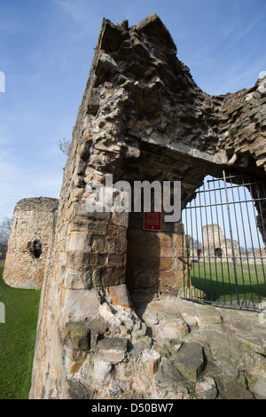 Stadt von Flint, Wales. Blick auf das innere Torhaus der 13. Jahrhundert Ruinen der Burg Feuerstein hautnah. Stockfoto