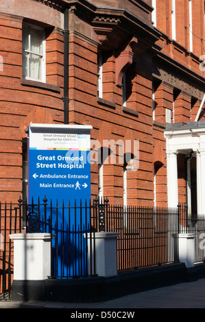 Ein Schild am Eingang zum Great Ormond Street Hospital, London. Stockfoto