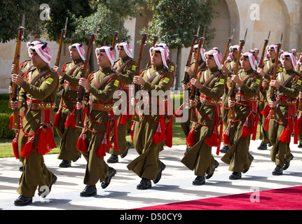 Militärische Ehren bewachen bei König Abdullah königlichen Ort in Amman die Hauptstadt von Jordanien Stockfoto