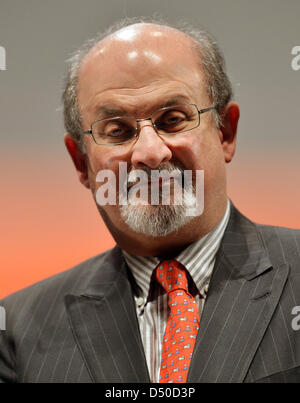 Berlin, Deutschland. 20. März 2013. Indisch-britischen Schriftsteller Sir Salman Rushdie ist während der 7. "Reemtsma Liberty Awards" in Berlin, Deutschland, 20. März 2013 abgebildet. Foto: Britta Pedersen/Dpa/Alamy Live News Stockfoto