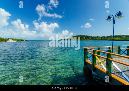 Bunte Brücke verbindet zwei tropische Inseln San Andres y Providencia, Kolumbien Stockfoto