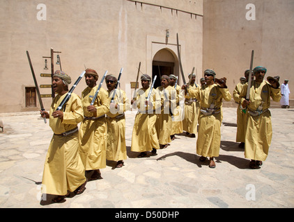 Ein traditionelles Schwert tanzen Truppe Durchführung außerhalb der Festung in Nizwa, Oman Stockfoto