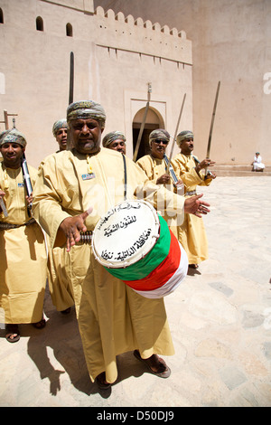 Ein traditionelles Schwert tanzen Truppe Durchführung außerhalb der Festung in Nizwa, Oman Stockfoto