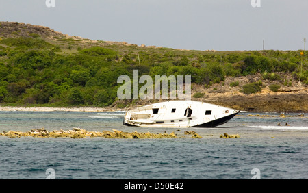 Wrecked Yacht auf ein Riff vor der grünen Insel, Antigua aufgegeben, östliche Karibik. Stockfoto