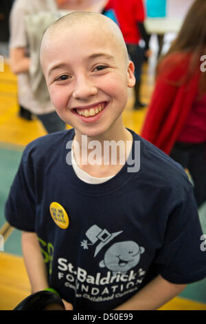 New York, USA. 19. März 2013. RYAN ROSENBLUM, 13 von Merrick, hatte gerade seinen Kopf rasiert am St. Baldrick Spendenaktion an Calhoun High School. Die Long Island Schule überschritten das Ziel gesetzt $50.000 für Kinderkrebsforschung. Darüber hinaus viele Pferdeschwanz abgeschnitten Locks of Love-Stiftung, die sammelt Spenden Haar Perücken für Kinder zu machen, die ihre Haare aus medizinischen Gründen verloren gespendet werden. Bildnachweis: Ann E Parry / Alamy Live News Stockfoto