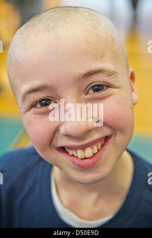 New York, USA. 19. März 2013. RYAN ROSENBLUM, 13 von Merrick, hatte gerade seinen Kopf rasiert am St. Baldrick Spendenaktion an Calhoun High School. Die Long Island Schule überschritten das Ziel gesetzt $50.000 für Kinderkrebsforschung. Darüber hinaus viele Pferdeschwanz abgeschnitten Locks of Love-Stiftung, die sammelt Spenden Haar Perücken für Kinder zu machen, die ihre Haare aus medizinischen Gründen verloren gespendet werden. Bildnachweis: Ann E Parry / Alamy Live News Stockfoto