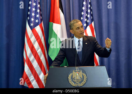 21. März 2013 - spricht Ramallah, Westjordanland, Palästinensische Autonomiegebiete - US-Präsident Barack Obama während einer gemeinsamen Pressekonferenz mit dem palästinensischen Präsidenten Mahmud Abbas in der Muqataa, Hauptsitz der palästinensischen Autonomiebehörde in der Westbank Ramallah am 21. März 2013. Obama kam im Westjordanland zu einem mehr stachelige willkommen aus palästinensischen Führer als die warme Umarmung er in Israel am Vortag gewann (Credit-Bild: © Issam Rimawi/APA Images/ZUMAPRESS.com) Stockfoto