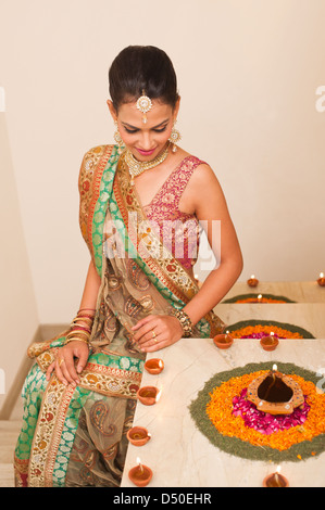 Frau, die Verzierung mit Öllampen auf Diwali Stockfoto