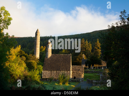 St. Kevins Kirche und Rundturm, Glendalough klösterlichen Website, Co Wicklow, Irland. Stockfoto