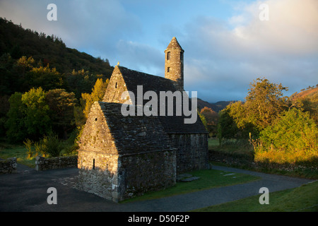 St. Kevins Kirche und Rundturm, Glendalough klösterlichen Website, Co Wicklow, Irland. Stockfoto