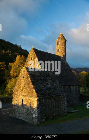 St. Kevins Kirche und Rundturm, Glendalough klösterlichen Website, County Wicklow, Ireland. Stockfoto