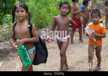 Indianische Mädchen Jungen des Stammes Arawak, auf dem Weg zum Fluss, Kleidung und sich selbst zu waschen. Fair View Village. Iwokrama Stockfoto