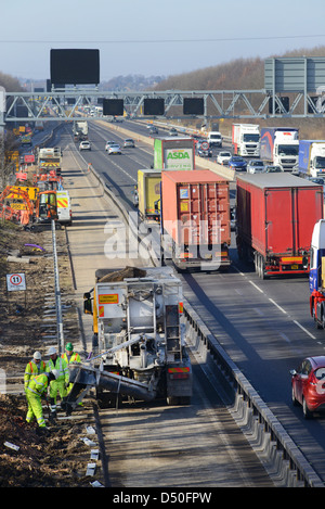 LKW liefern Zement zu Bauarbeiter arbeiten auf M62 upgrade Leeds, Yorkshire, Vereinigtes Königreich Stockfoto